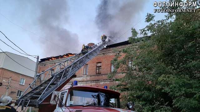 Оперативна інформація про гасіння пожежі адміністративної будівлі у центрі Кропивницького 